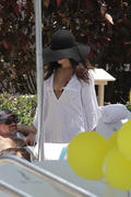 http://img260.imagevenue.com/loc99/th_09752_gomez3_123_99lo.jpg